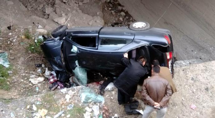 Otomobil köprüden uçtu: 2 ölü