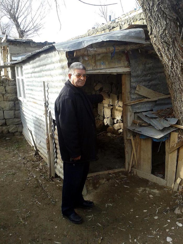 Derisi yüzüldükten sonra zincirle evin giriş kapısı önüne asıldı!