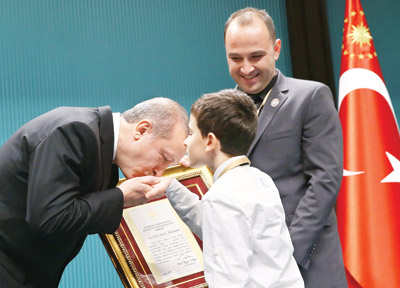 Cumhurbaşkanı Erdoğan: Al bayrak, bağırarak değil icraatla yükselir