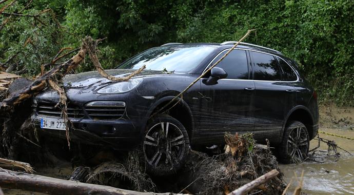 D-100 karayolu sel nedeniyle ulaşıma kapandı