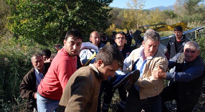 Kütahya'da midibüs ile otomobil çarpıştı: 20 yaralı