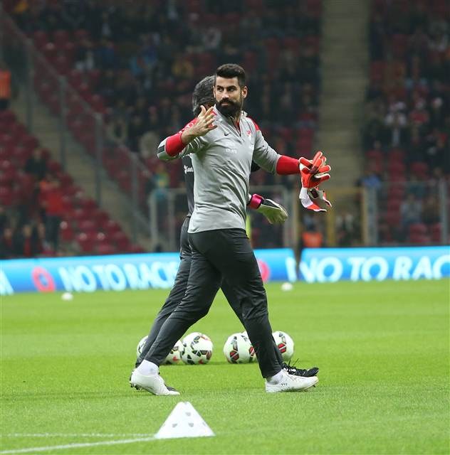 Volkan Demirel stadı terk etti, evine gitti!
