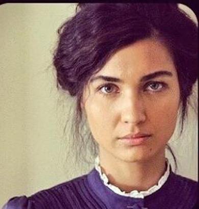Tuba Büyüküstün 1940'lara döndü