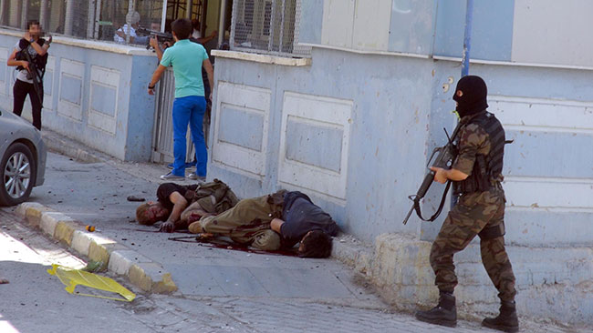 Özel Harekatçılar PKK sloganlarını böyle bastırdı