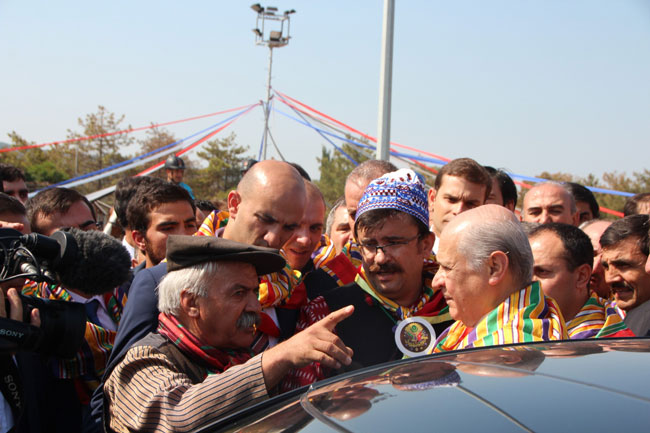 Bahçeli kapıda durdu, 
