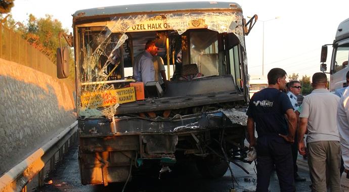 İstanbul'da halk otobüsü ile servis minibüsü çarpıştı: 1 ölü