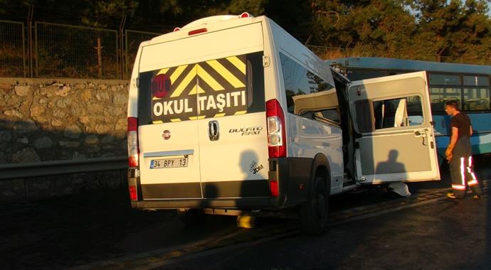 İstanbul'da halk otobüsü ile servis minibüsü çarpıştı: 1 ölü