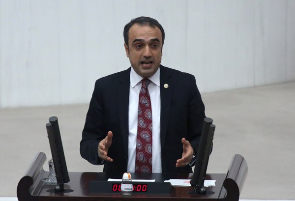 O vekiller için kürsüye 'tuzluk' bıraktı