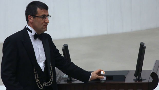 O vekiller için kürsüye 'tuzluk' bıraktı