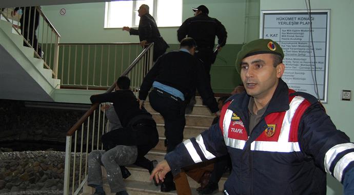 Duyunca çılgına dönüp linç için duvara tırmandılar