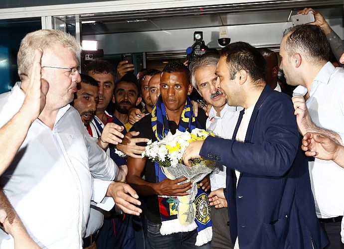 F.Bahçe'nin yıldızı Nani İstanbul'a indi