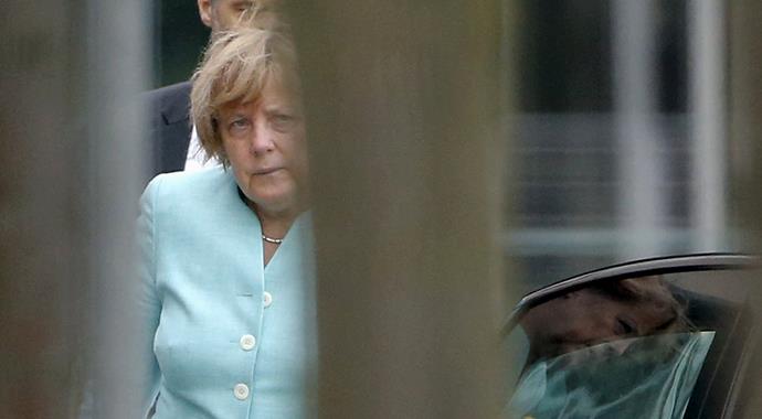 Tarihi kare! Merkel hiç böyle görülmemişti