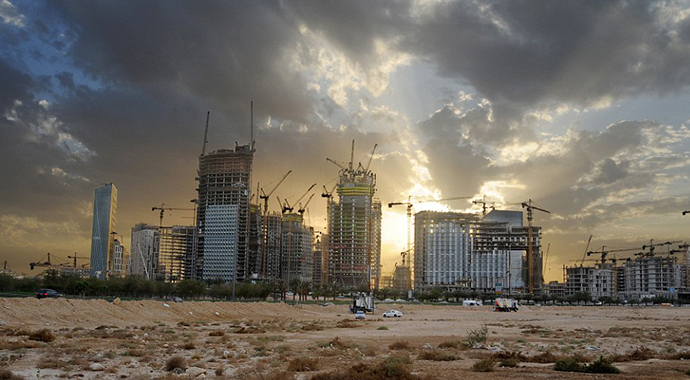 Çöl kenarında dev şehir