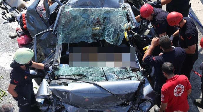 Otomobil iki TIR'ın arasında sıkıştı: 2 ölü