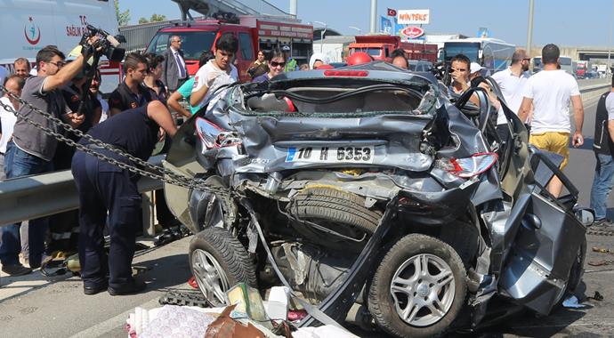 Otomobil iki TIR'ın arasında sıkıştı: 2 ölü