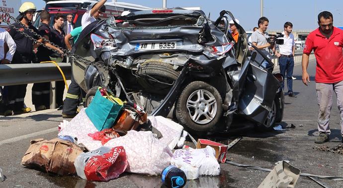 Otomobil iki TIR'ın arasında sıkıştı: 2 ölü