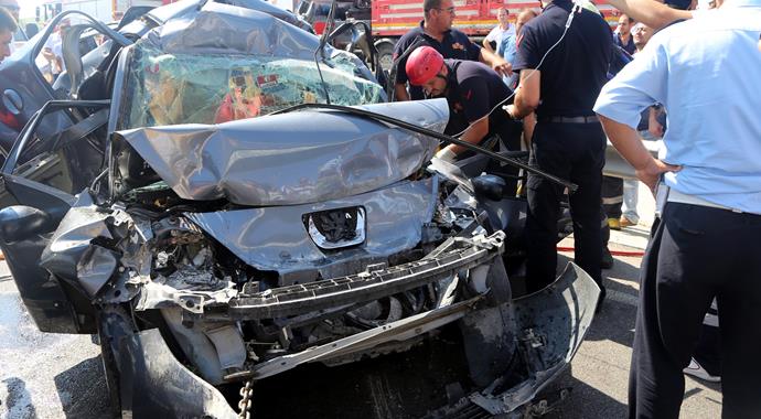 Otomobil iki TIR'ın arasında sıkıştı: 2 ölü