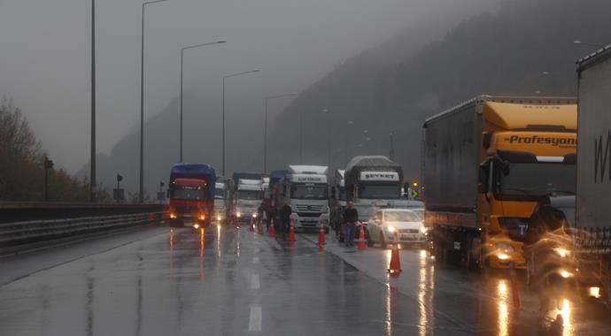 Bolu Dağı tüneli girişinde TIR yandı, trafik kilit