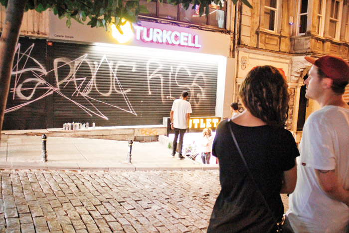 Sokağı süsleyen adam Instagram'la patladı