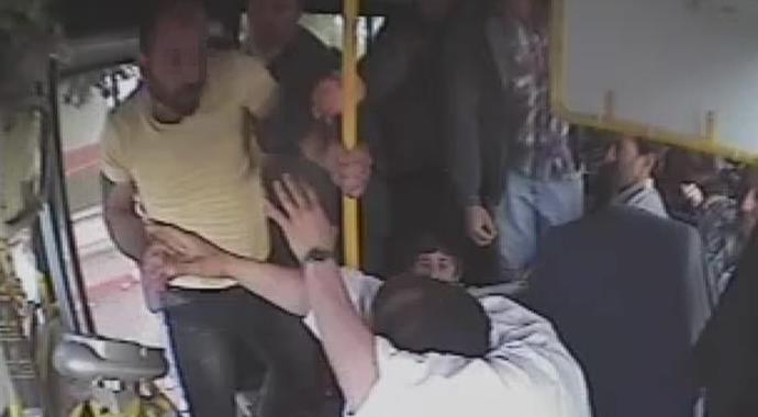 Tümseğe sert giren otobüs şoförünü dövdü