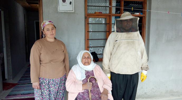Hayatta kalması için bu kıyafeti giymeye mecbur!