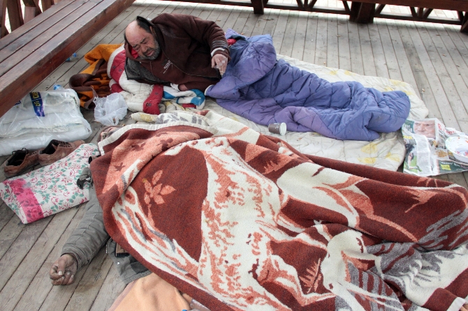 Soğuktan donarak ölen arkadaşına son defa baktı!
