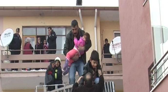 Alevlerin arasında kalan aile son anda kurtarıldı