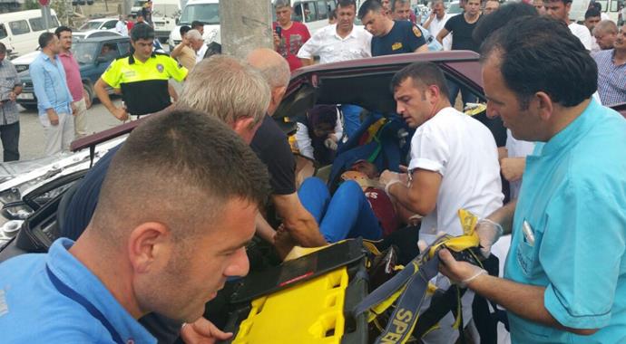 İkiye katlanan otomobilde can pazarı