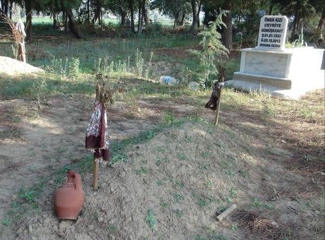 Çocukluk aşkının mezarını açıp bakın ne yaptı!..