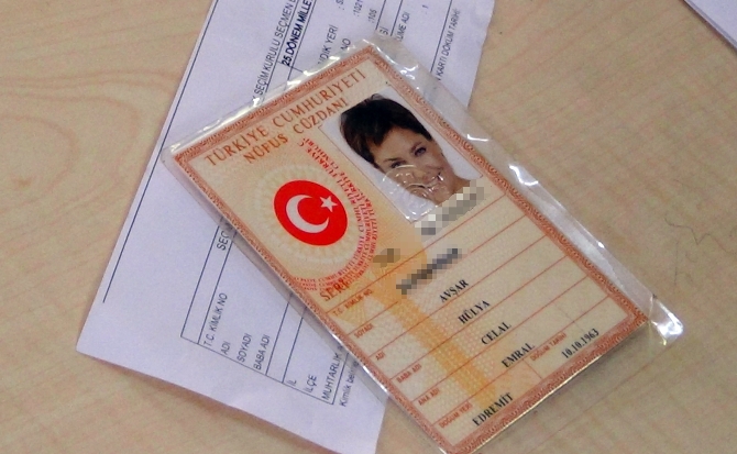 Oy kullanmaya giden Hülya Avşar'a sandık başında büyük sok!