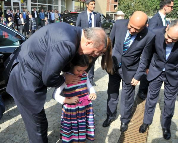 Erdoğan ile görüşmek için kucağındaki bebekle konvoyun önüne atladı!