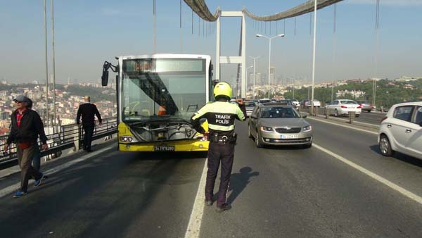 Boğaz Köprüsü'nde metrobüs kaza yaptı, trafik felç!