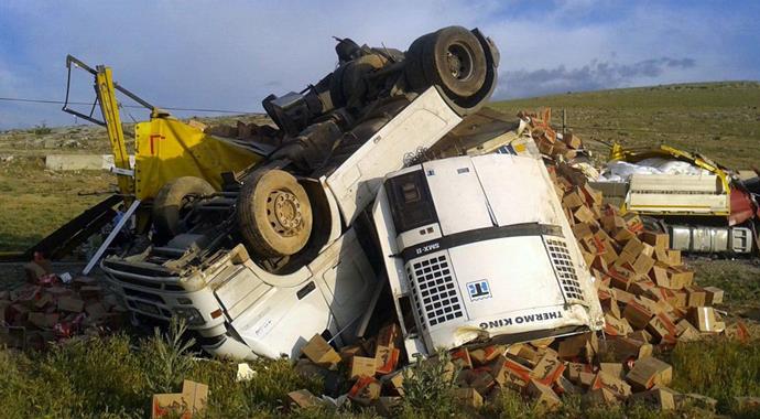 Konya'da iki tır çarpıştı: 2 ölü, 1 yaralı