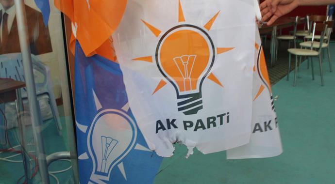 Afyonkarahisar'da AK Parti seçim bürosuna çirkin saldırı