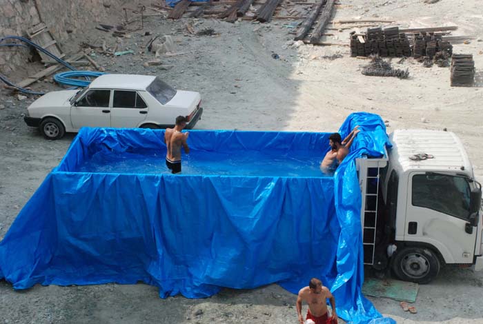 Kamyonetin kasasını havuz yaptılar