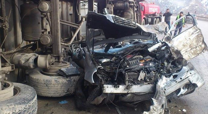 Çorum'da TIR otomobilin üzerine devrildi