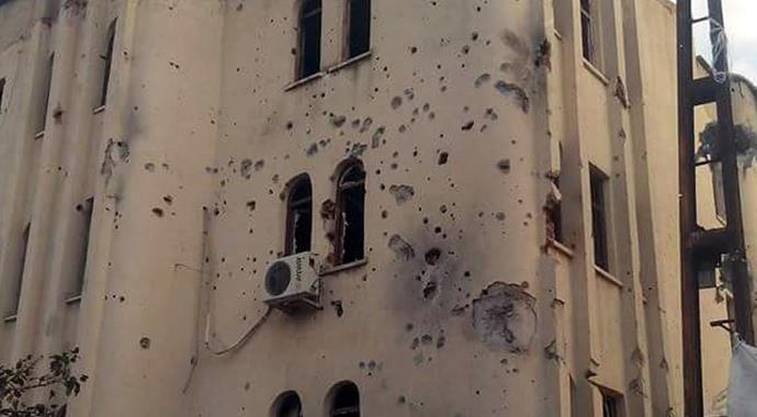 Silvan'da roket isabet eden binada yangın çıktı