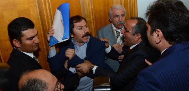 CHP'de gerginlik! İstifasını sununca...