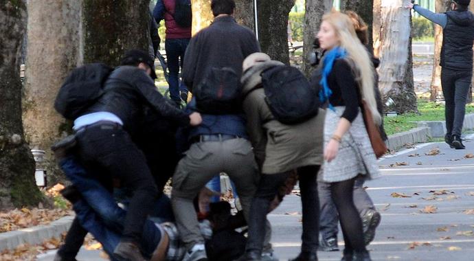 İstanbul Üniversitesi önünde eylem yapan gruba polis müdahalesi