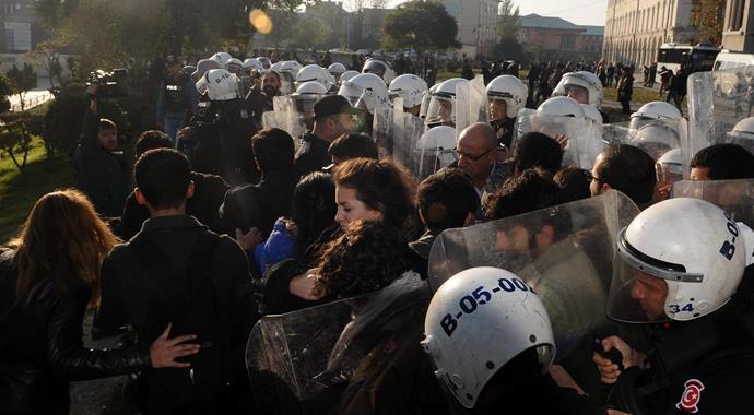 İstanbul Üniversitesi önünde eylem yapan gruba polis müdahalesi
