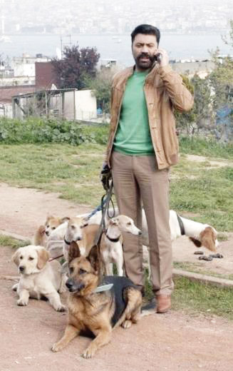 Ünlü oyuncuyu dizi çekiminde gezdirdiği köpekler hastanelik etti