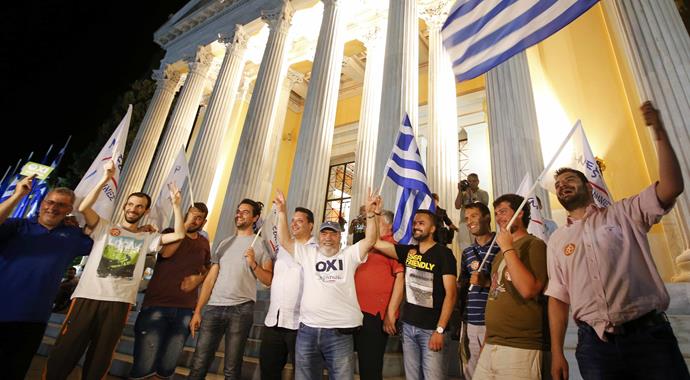 Yunanistan 'hayır' dedi, halk sokakta