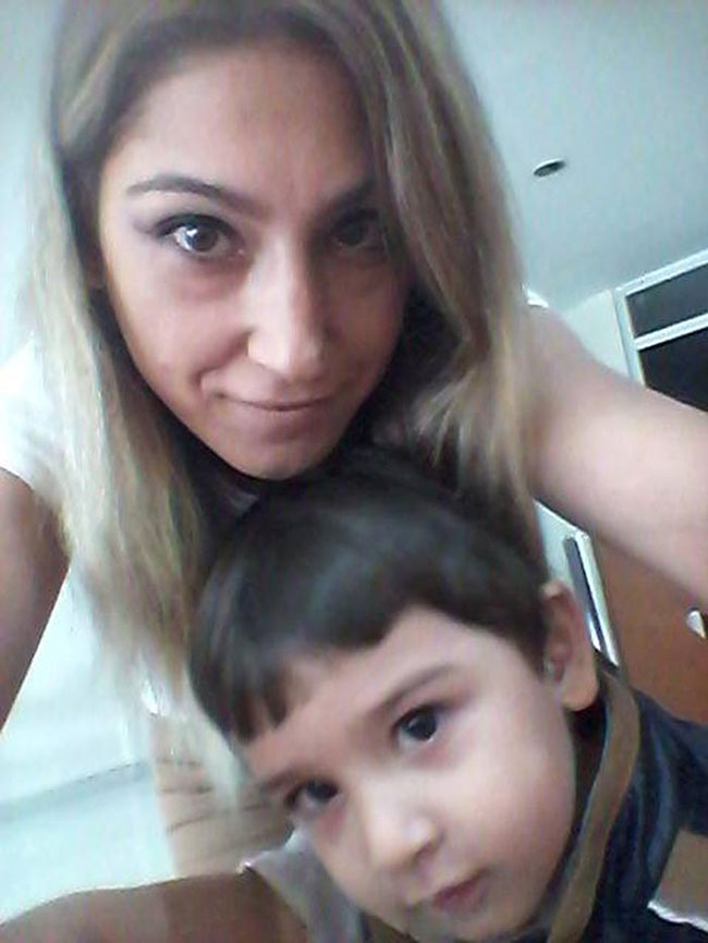 3 yaşındaki oğlunu alevlerin arasından çıkaramadı