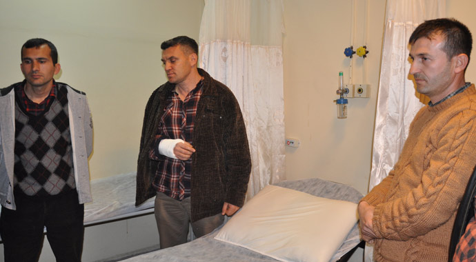 Askeri aracı durdurup 2 astsubayı tartakladılar