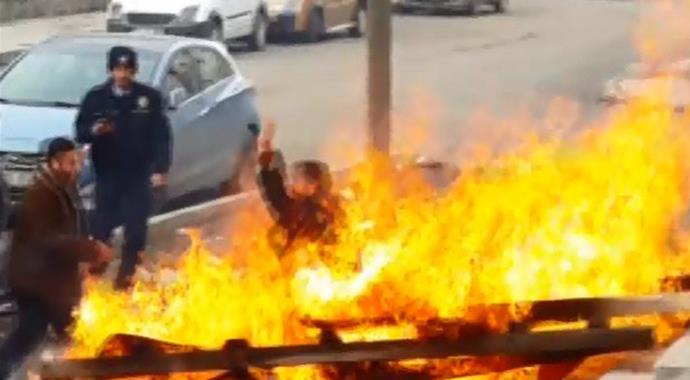 Herkesin gözleri önünde kendini ateşe attı