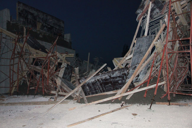 Üst geçit beton dökülürken çöktü: 4 yaralı