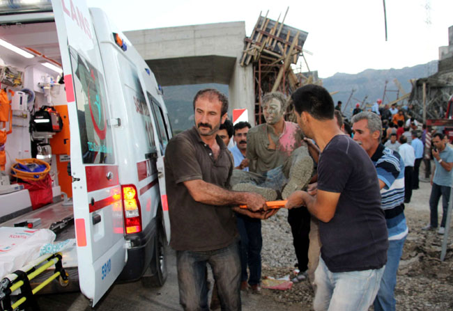 Üst geçit beton dökülürken çöktü: 4 yaralı