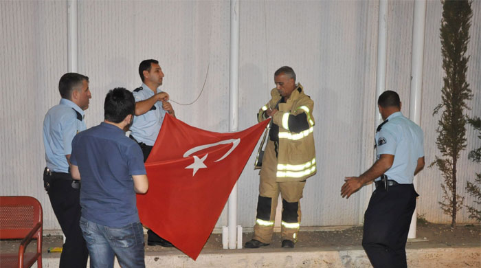 PKK yandaşları Türk Bayrağını indirmeye çalışınca...