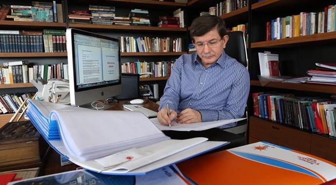 Başbakan Davutoğlu, çalışma ofisinden fotoğraf paylaştı
