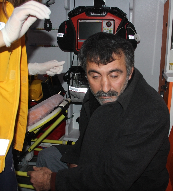 Boğazına kaçan çayı tükürdü, 3 yaralı var!